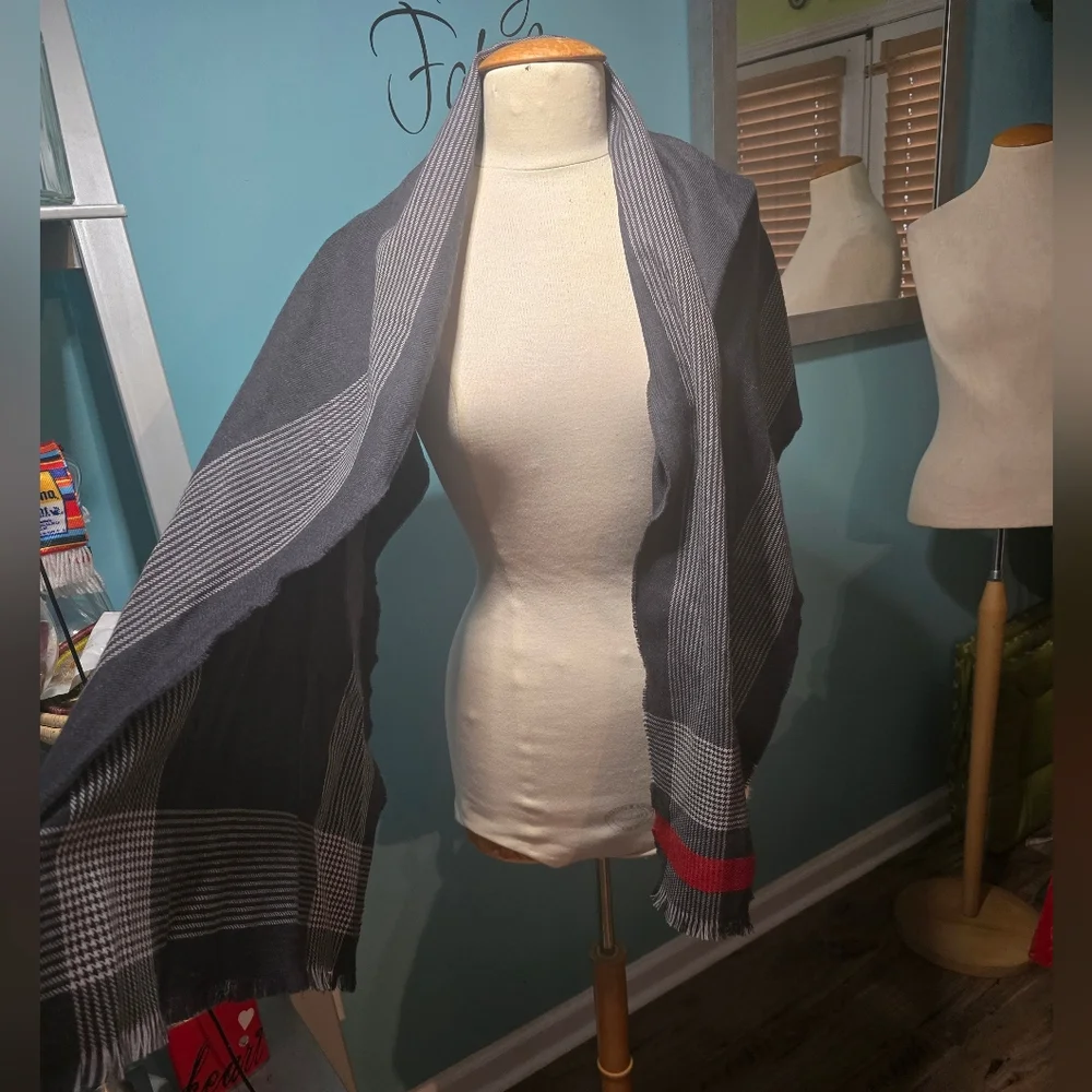 Sophisticated Fendi Gray Scarf